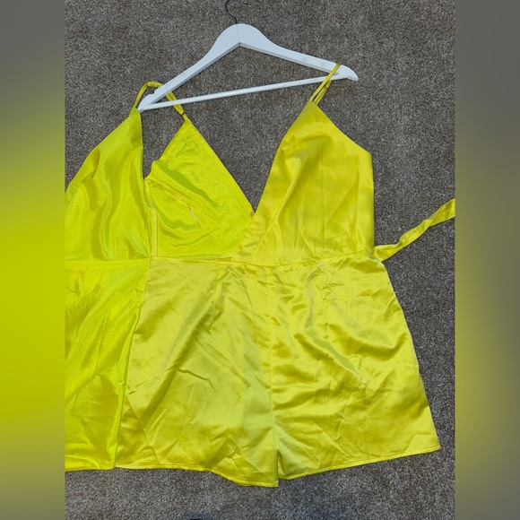 Wrapped yellow romper - Picture 3 of 4